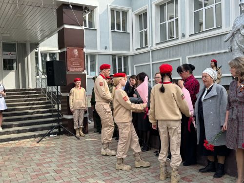 В Лаишевской школе № 2 появилась «Аллея Памяти»