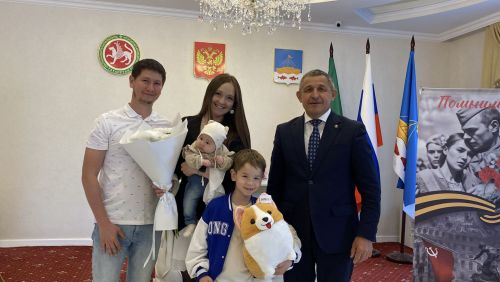 Глава Лаишевского района поздравил юбиляров и многодетные семьи с Международным днём семьи