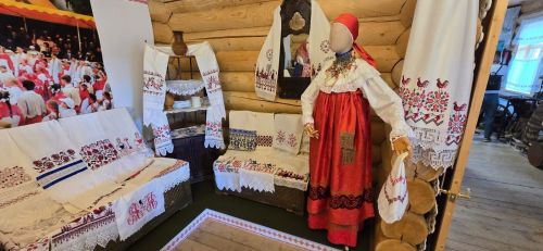 В Лаишевском районе на Каравоне организована выставка русских полотенец