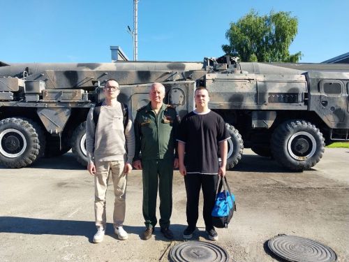 Парни выбирают путь чести и мужества
