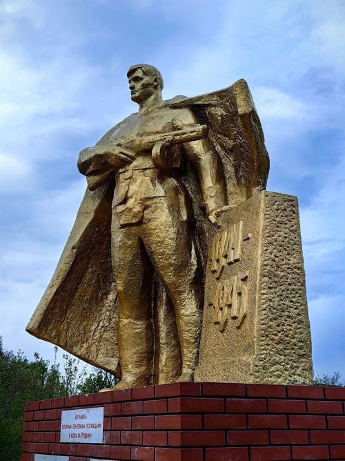 Реставраторы отремонтировали в Лаишевском районе памятник участникам Великой Отечественной войны