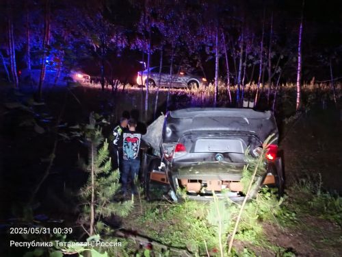 Перевернувшийся BMW: Двое пострадавших в Лаишевском районе