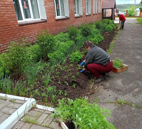 Сотрудники Среднедевятовского дома культуры Лаишевского района украшают улицы цветами