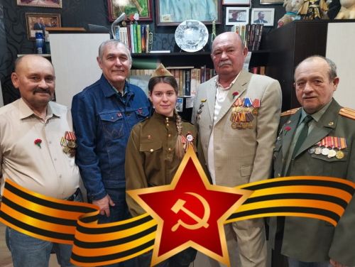 Гвоздика Памяти: Семья Гиндиных поздравила ветеранов армии, выпускников танкового училища