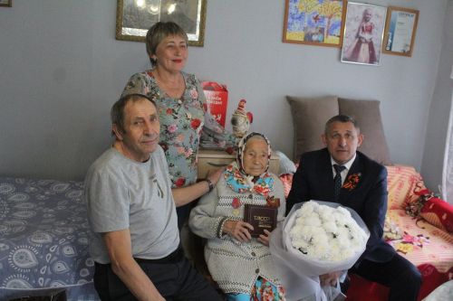 Глава Лаишевского района вручил старейшим жительницам района медали «100 лет ТАССР»