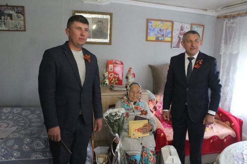 Глава Лаишевского района вручил старейшим жительницам района медали «100 лет ТАССР»