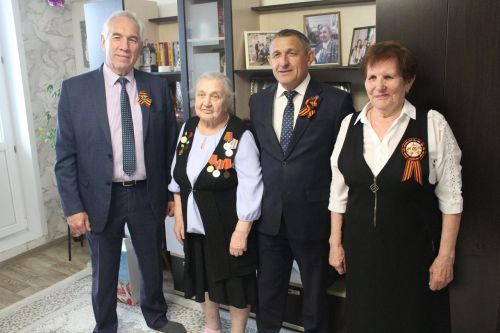 Глава Лаишевского района вручил старейшим жительницам района медали «100 лет ТАССР»