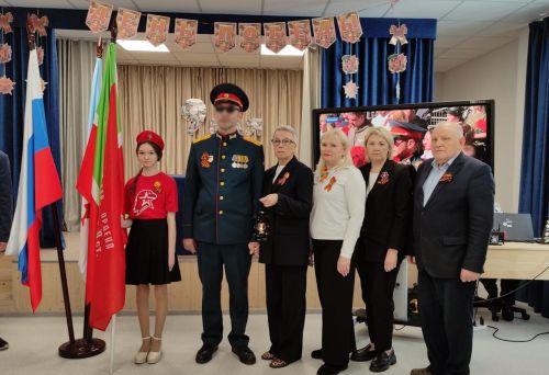 В Лаишевском районе участник СВО передал родной школе Огонь Победы