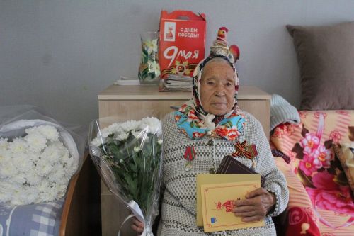 Глава Лаишевского района вручил старейшим жительницам района медали «100 лет ТАССР»