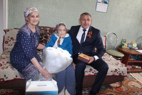 Глава Лаишевского района вручил старейшим жительницам района медали «100 лет ТАССР»