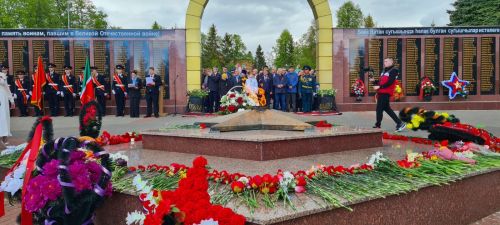 Лаишевцы возложили цветы к Вечному огню в парке Победы