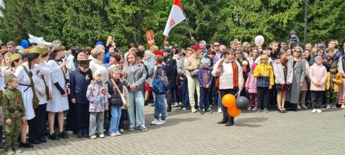 Лаешлылар Җиңү паркындагы Мәңгелек утка чәчәкләр салдылар