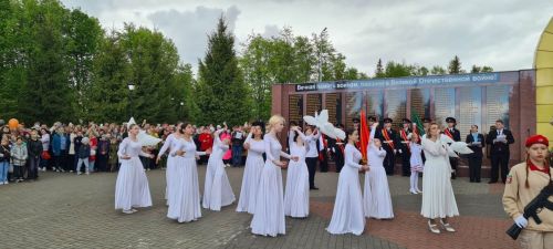 Лаешлылар Җиңү паркындагы Мәңгелек утка чәчәкләр салдылар