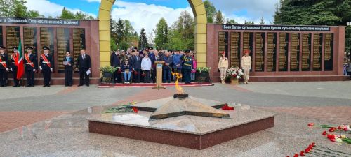 Лаешлылар Җиңү паркындагы Мәңгелек утка чәчәкләр салдылар