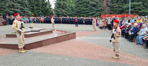 Лаешлылар Җиңү паркындагы Мәңгелек утка чәчәкләр салдылар