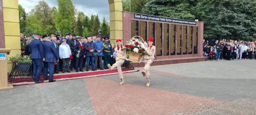 Лаешлылар Җиңү паркындагы Мәңгелек утка чәчәкләр салдылар