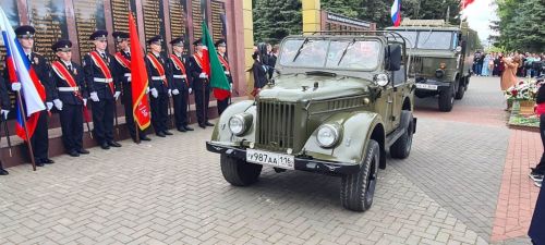 Лаешлылар Җиңү паркындагы Мәңгелек утка чәчәкләр салдылар