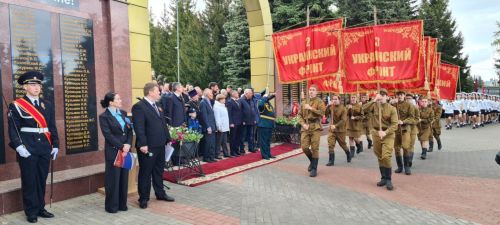 Лаешлылар Җиңү паркындагы Мәңгелек утка чәчәкләр салдылар