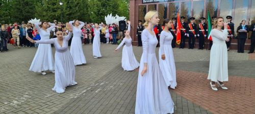 Лаешлылар Җиңү паркындагы Мәңгелек утка чәчәкләр салдылар