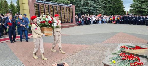 Лаешлылар Җиңү паркындагы Мәңгелек утка чәчәкләр салдылар