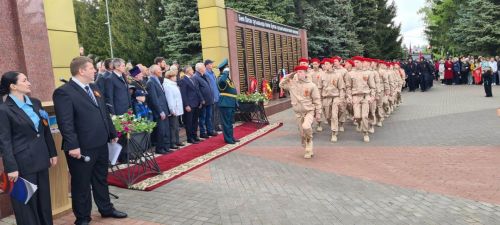 Лаешлылар Җиңү паркындагы Мәңгелек утка чәчәкләр салдылар