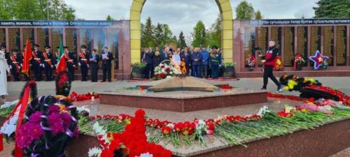 Лаешлылар Җиңү паркындагы Мәңгелек утка чәчәкләр салдылар