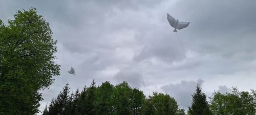 Лаешлылар Җиңү паркындагы Мәңгелек утка чәчәкләр салдылар