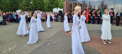 Лаешлылар Җиңү паркындагы Мәңгелек утка чәчәкләр салдылар