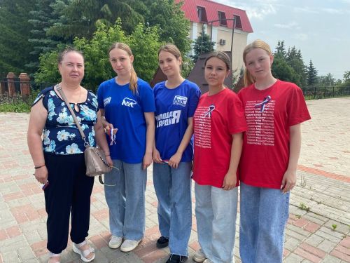 На улицах Лаишева сегодня активно раздают ленточки в цветах российского триколора