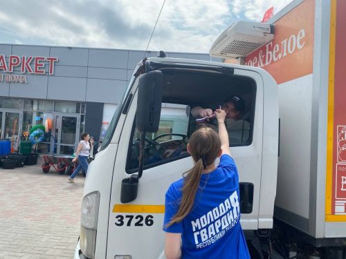 На улицах Лаишева сегодня активно раздают ленточки в цветах российского триколора