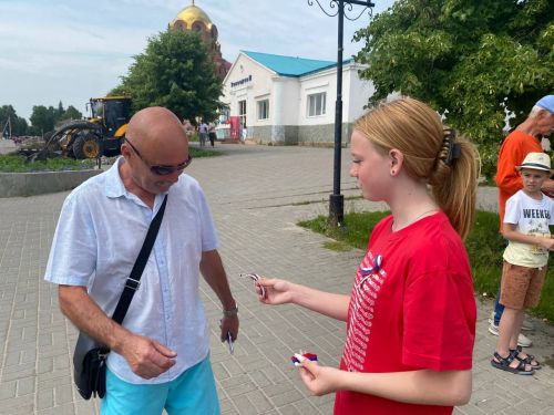 На улицах Лаишева сегодня активно раздают ленточки в цветах российского триколора