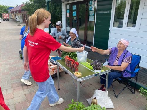 На улицах Лаишева сегодня активно раздают ленточки в цветах российского триколора