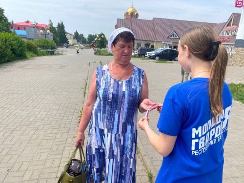 На улицах Лаишева сегодня активно раздают ленточки в цветах российского триколора
