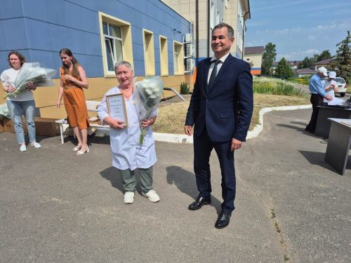 Кичә Лаешта медицина хезмәткәрләрен котладылар