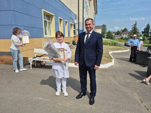 Кичә Лаешта медицина хезмәткәрләрен котладылар