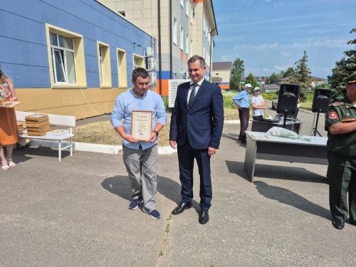 Кичә Лаешта медицина хезмәткәрләрен котладылар