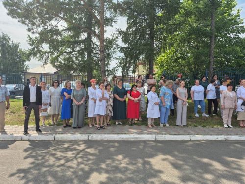 Кичә Лаешта медицина хезмәткәрләрен котладылар