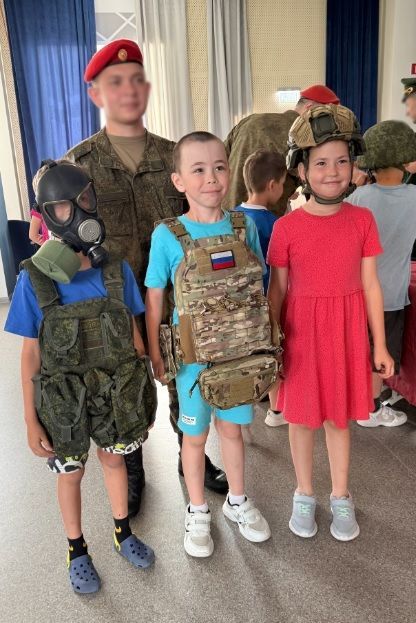 Военные полицейские позволили лаишевским детям примерить амуницию