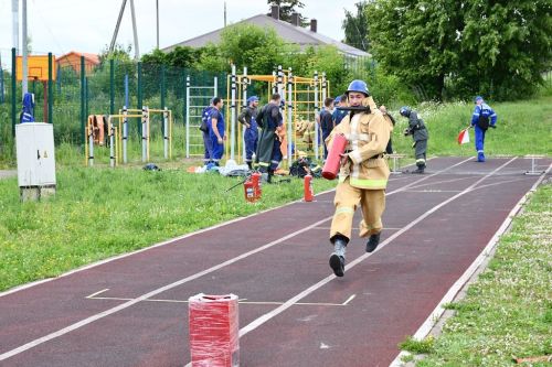 На стадионе ЛТЭТ прошли соревнования пожарных расчетов
