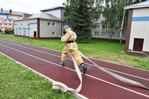 На стадионе ЛТЭТ прошли соревнования пожарных расчетов