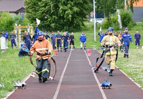 На стадионе ЛТЭТ прошли соревнования пожарных расчетов