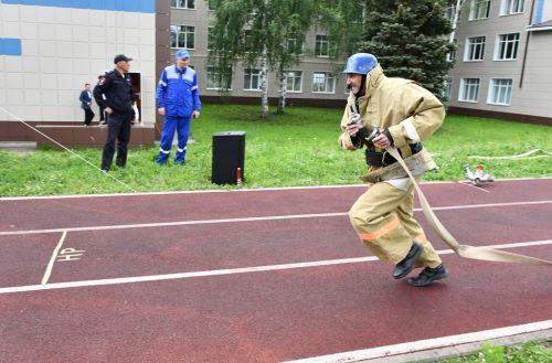 На стадионе ЛТЭТ прошли соревнования пожарных расчетов