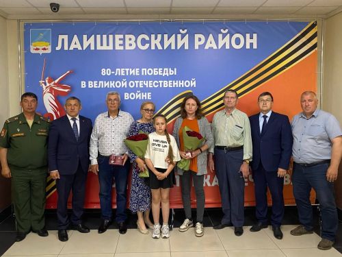 Глава Лаишевского района вручил награды семьям погибших на СВО военнослужащих