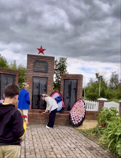 В Емельяново торжественно открыли реконструированный памятник «Вечная память павшим»