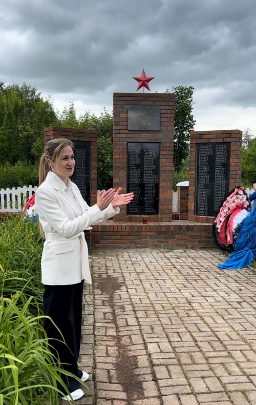 В Емельяново торжественно открыли реконструированный памятник «Вечная память павшим»