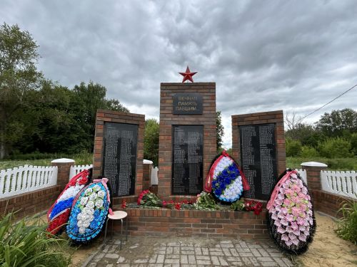 В Емельяново торжественно открыли реконструированный памятник «Вечная память павшим»