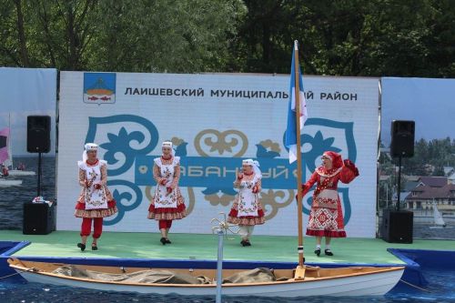 Сабантуйда Лаеш районы ишегалдында Татарстан Рәисе Рөстәм Миңнеханов  булды