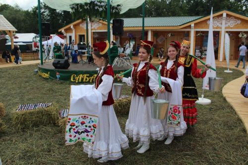 Сабантуйда Лаеш районы ишегалдында Татарстан Рәисе Рөстәм Миңнеханов  булды