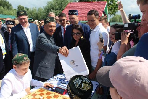 Сабантуйда Лаеш районы ишегалдында Татарстан Рәисе Рөстәм Миңнеханов  булды