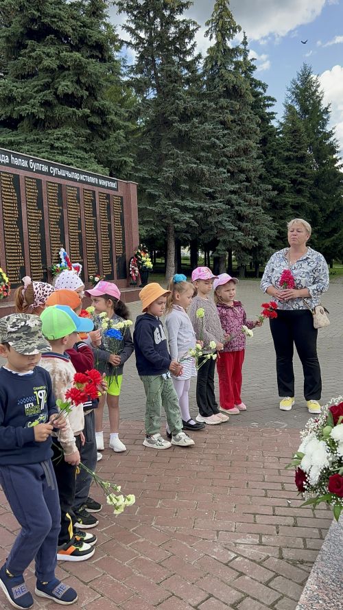 Дети из Лаишевского детсада почтили память героев в Парке Победы